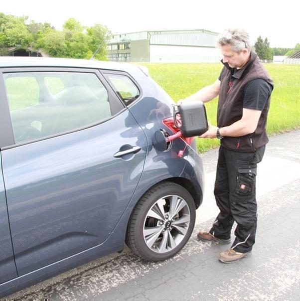 Jährlich bleiben Tausende Pkw-Fahrer in Folge von Kraftstoffmangel liegen, weil sie die Reichweitenanzeige ihres Fahrzeugs falsch einschätzen. Foto: ADAC